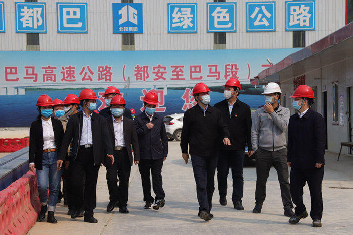 圖2:黃世勇(右四)一行在都巴高速調研.jpg